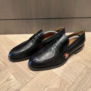 Men’s Gucci stripe dress shoes. Very good condition.